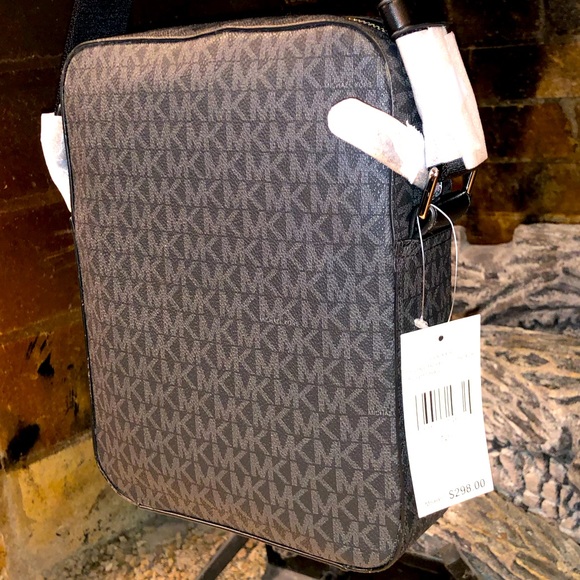 💥Moving to @the_bag_guy💥Micheal Kors - Medium Crossbody Leather Cooper - Picture 13 of 16